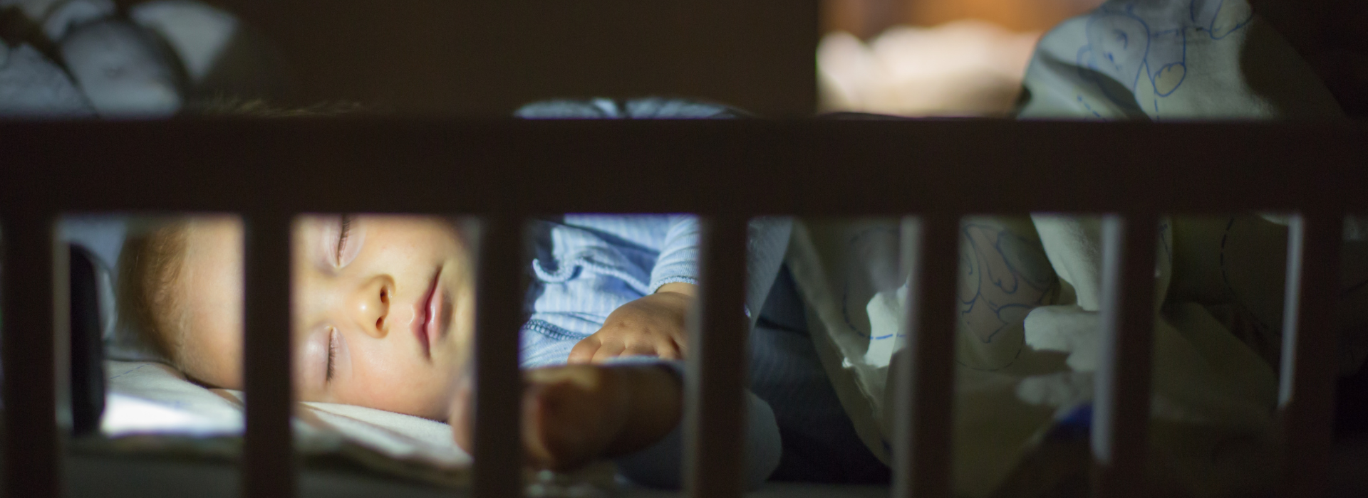 The importance of a dark and quiet sleeping environment for your baby